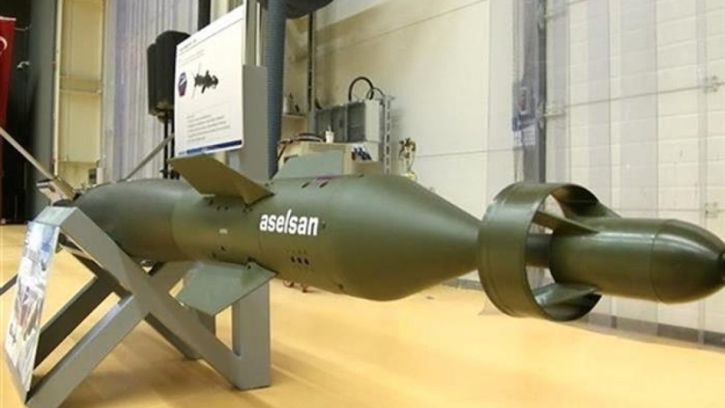 <p>HGK-83 mevcut 1000 lb Mk-83 genel maksat bombalarını KKS/ANS güdüm sistemi ile havadan karaya akıllı ve hassas vuruş kabiliyetine sahip mühimmata çeviren, BRU 57 adaptörü ile çoklu atılabilen güdüm kitidir.</p>