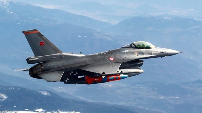 <p>HGK-82 mevcut 500 lb Mk-82 genel maksat bombalarını KKS/ANS güdüm sistemi ile havadan karaya akıllı ve hassas vuruş kabiliyetine sahip mühimmata çeviren, BRU 57 adaptörü ile çoklu atılabilen güdüm kitidir.</p>