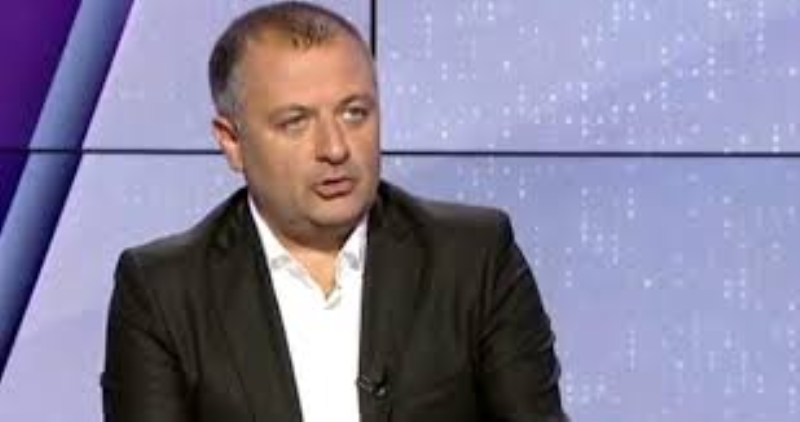 <p>'Ama 2,5 milyon Euro para alan adama 2 ay para ödememek etkilemez. Burada yapılması gereken dar, orta gelirlinin paralarını olabildiğince vermek, yüksek gelirlilere de ayrıca anlaşma yapmak. Messi boşuna çıkıp, 'Ben %70'ini istemiyorum.' demiyor. O %70'le bütün Barcelona'nın bütün maaşları ödenir belli ki. Ben 600 kişiyi mi önemseyeceğim, 1 kişiyi mi önemseyeceğim? 1 kişi özel antlaşmalarını yapar.'</p>