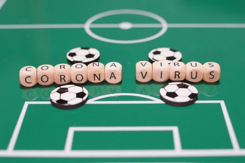 <p>'Burada menajerler araya giriyor. Madem maaş indirimi istiyorsunuz ben de anlaşmayı iptal edip çıkayım diyor. Mesut Özil'in menajeri diyor ki bizi de katın görüşmelere. Ama öncelikle önemsememiz gereken simitçinin kazandığı paradır. Günlük, aylık yaşayan, 1-2 ay para kazanamayınca zor duruma düşecek olanların parasını ödemektir.'</p>