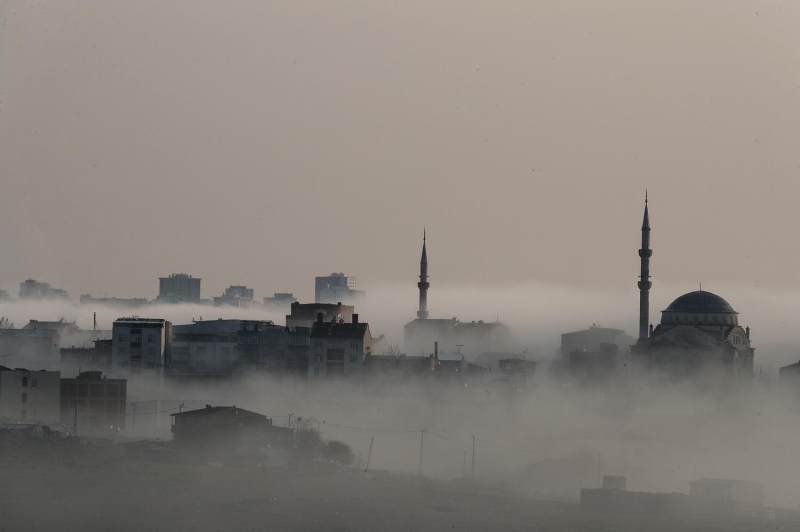 <p>Avrupa yakasında sabah saatlerinde etkili olan yoğun sis nedeniyle görüş mesafesi azaldı.</p>