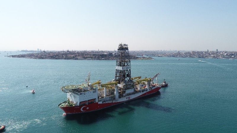 <p>Türkiye’nin ilk yerli sondaj gemisi unvanına sahip gemi, buradaki hazırlık işlemlerinin ardından İstanbul boğazından geçerek Karadeniz’e ilerleyecek.</p>