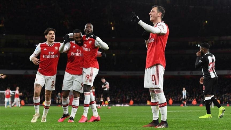 <p><strong>MOURINHO İLE SOYUNMA ODASI KAVGASI</strong></p><p>(Mourinho'nun Real Madrid'deki son sezonunda, Deportivo maçı sonrası Bernabeu'nun soyunma odasında sonu ayrılığa kadar gidecek olan olaylar) Jose Mourinho bana, 'Sence iki iyi pas yeter mi? Paslarının sadece yüzde 50'si iyi olunca yeter mi sanıyorsun?' dedi. Beni durdurdu. Kahverengi gözlerini üzerime dikti. Aynı şekilde cevap verdim. Sanki iki büyük boksörün karşı karşıya geldiği maçın ilk raunduydu. Cevap sıramın gelmesini bekledim. Onu gerçekten bu kadar severken böyle bir şey yaşamaktan nefret ediyordum. Bana, 'Bildiğin gibi oynamanı istiyorum. Adam gibi topa girmeni. Sana şimdi gösterceğim.' dedi. Beni kollarıyla yakaladı. Etrafımda zıplamaya başladı. 'Böyle cool olduğunu düşünüyorsan, kendi kendine oynamaya devam et. Kendi formanı kendin al. İyi şanslar.' dedi. 'Şimdi pes mi edeceksin? Sen bir korkaksın. Ne istiyorsun? Sıcak bir duş alıp saçlarını yıkamayı mı? Yalnız kalmak mı istiyorsun? Yoksa kim olduğunu bana, takım arkadaşlarına ve taraftarlara gösterecek misin? Eğer ağlayacaksan duşa git. Burada sana ihtiyacım yok.' diye devam etti. Havlumu aldım ve duşa gittim. Tek bir kelime bile etmedim. Ardından, davranışlarımdan ötürü Sergio Ramos ve tüm takımdan özür diledim.'</p>