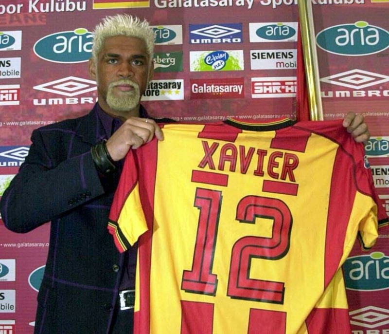 <p><strong>'SAHADA �OK YARGILANDIM'</strong></p><p>20 y�ll�k futbolculuk hayat�mda, sahadaki hareketlerin nedeniyle �ok yarg�land�m ve asl�nda kimse beni tam olarak tan�m�yordu. ��inde her an patlayabilecek bir volkan vard�. �slam ile kendimi �zde�le�tirmem, 2003 y�l�nda Galatasaray'da oynarken ba�lad�. M�sl�man bir �lkede olmak, hayat�m�n de�i�mesine neden oldu.</p>