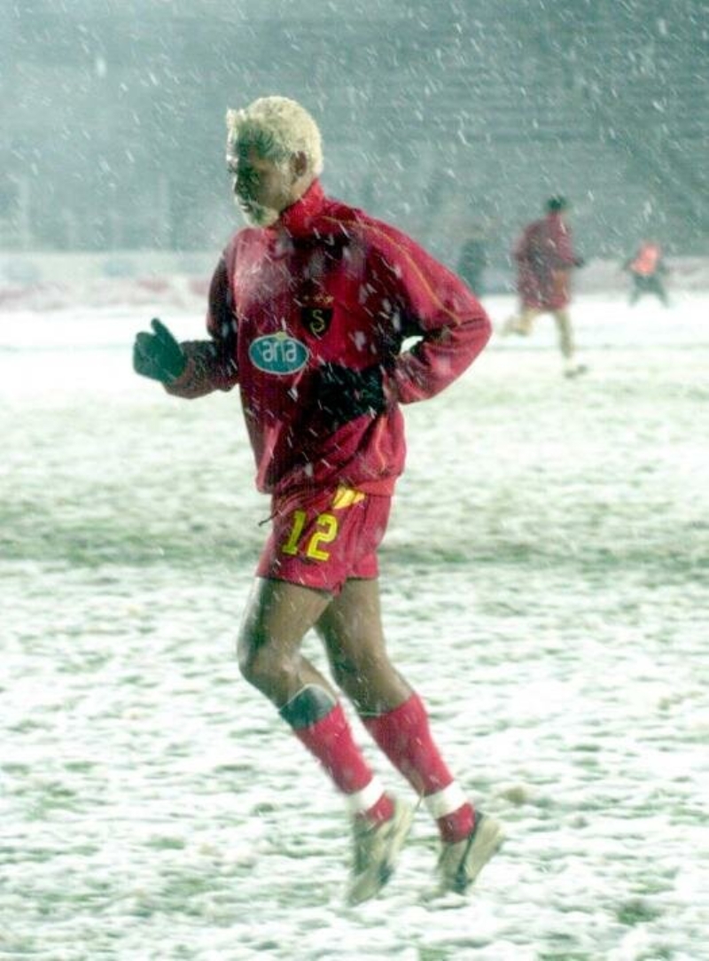 <p><strong>'ARAP D�NYASINA �LG�M VARDI'</strong></p><p>Arap d�nyas�na hep derin bir ilgim vard�. Mozambik'te do�dum, 20 milyonun 6 milyonu M�sl�man ve bunu unutmad�m. Ben de kendimi Arap d�nyas�n�n bir par�as� olarak g�rd�m. Bir Hristiyan'd�m ancak Portekiz d���ndaki hayat�m hep �slam'�n i�inde ge�ti ve huzuru, dengeyi b�yle buldum. Bana olan her �eyle sava�ma �ans�n� verdi bu. G�r�n���m� de�i�tirdi�im zamanlar oldu ancak g�r�n���m� de�i�tirmi� olmam, i�imdekileri de�i�tirdi�im anlam�na gelmedi hi�bir zaman.</p>