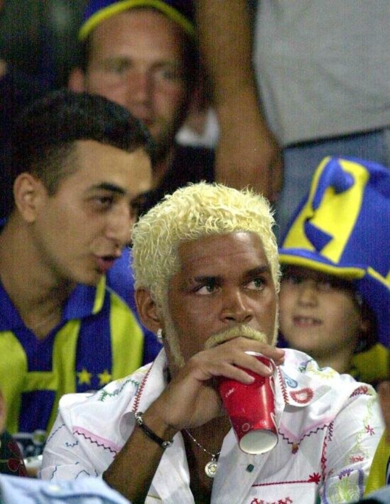 <p><strong>'�SLAM SONRASI DAHA A�IK B�R �NSAN OLDUM'</strong></p><p>M�sl�manl��� se�tikten sonra daha �zg�r, daha a��k bir insan oldum. Allah'�n bize verdi�i bir hayat var ve �slam'�n de�erlerini temsil etmeliyiz. Sadece d�� g�r�n���mle de�il, g�r��lerimle de kendimi anlatmak istedim ve futbolu b�rakt�m. Futbola devam etti�im zaman, �slam'�n gerektirdi�i her �eyi, �rne�in oru� tutmak, yapam�yordum.</p>