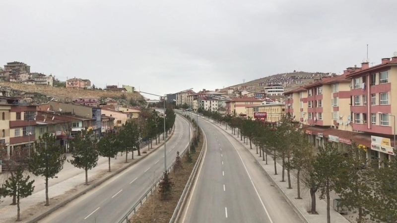 <p>Özellikle şehrin en kalabalık noktaları olan Cumhuriyet Caddesi, Tarihi Saat Kulesi Meydanı, Saray Bahçesi ve Çoruh Nehri kıyısının da boş kaldığı görüldü.</p>