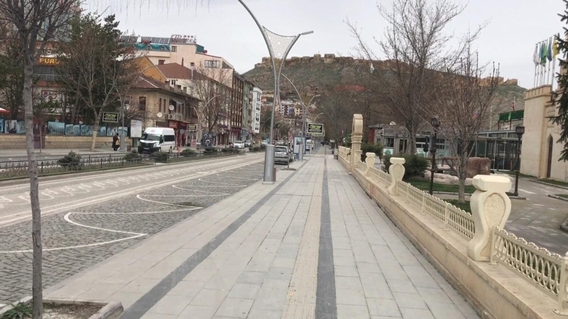 <p>Yapılan uyarıları dikkate alan ve tedbirlere uyanların, zorunlu olmadıkça evden dışarı çıkmadığı gözlendi</p>