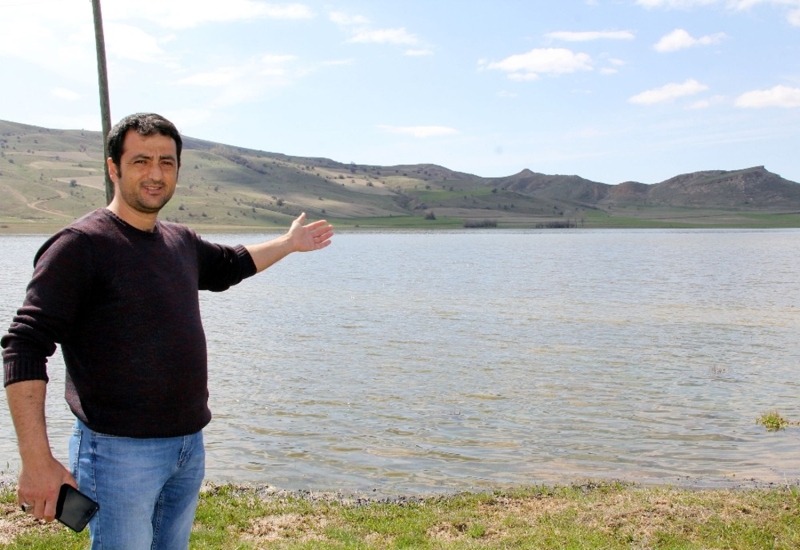 <p>Yazın eğer kurak geçerse tamamıyla buharlaşır uçar gider. Ama bu göle devlet büyüklerimiz tarafından bir gelir olursa, bir dere yatağını bağlarlarsa bu göl devamlı bu şekilde, böyle kalır. Göçmen kuşlarımız da yaz kış burada kalır” dedi.</p>