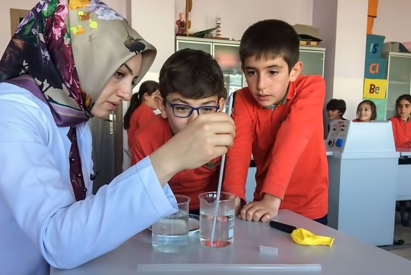 <p>Milli E�itim Bakan� Ziya Sel�uk, 7 Haziran'da yap�lacak Liselere Ge�i� Sistemi (LGS) kapsam�ndaki merkezi s�navda sorulacak sorular�n m�fredat ve kazan�mlar�n�n, //ttkb.meb.gov.tr/ adresinden yay�mland���n� bildirdi.</p>