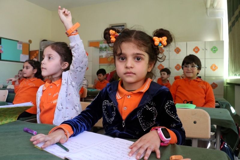 <p>Bakanl�ktan al�nan bilgiye g�re, 23 Nisan Ulusal Egemenlik ve Çocuk Bayram�'n�n 100'�nc� y�l� dolay�s�yla ilkokul ve ortaokul öğrencileri aras�nda serbest konulu, ��rencilerin hayallerini içeren öykü yazma yar��mas� d�zenlenecek.</p>