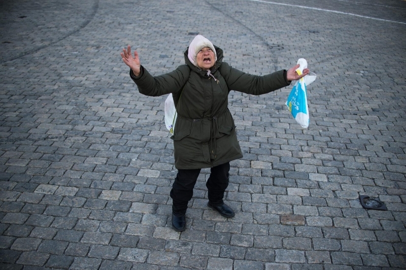 <p>Sosyal mesafenin hiçe sayıldığı kilisedeki ayinde aynı tas ve aynı kaşıktan yüzlerce kişi 'kutsanmış su' içmesi ülkede tepkilere neden oldu.</p>