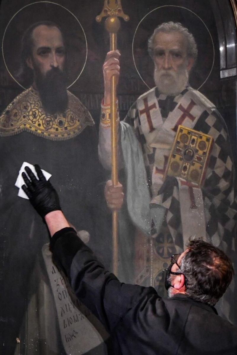 <b>TEPKİ SONRASI BORİSOV’DAN GERİ ADIM</b><p><br><br><b><br></b></p><p>Olayın yaşanmasının ardından tepki alan Bulgaristan Başbakanı Borisov, Paskalya duanızı evinizde, bahçenizde yapın, kiliseye gitmeyin çağrısında bulundu.<br></p>