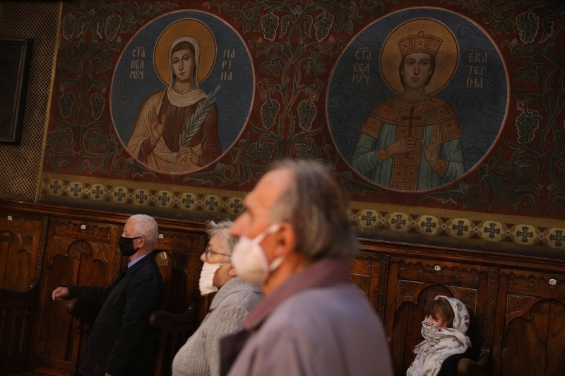 <p>Bulgaristan’da ise Başbakan Boyko Borisov, Ortodoks Kilise yönetimiyle görüşmesinin ardından kiliselerin açık kalmasına izin verdi. Ortaya ilginç görüntüler çıktı.</p>