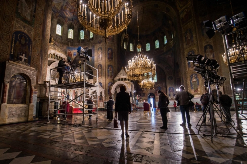 <p>Ülkede bütün camiler, katolik kiliseler ve Sinagoglar kapılarını toplu dualar için kapatırken, Ortodoksların Milli Kriz Merkezi çağrılarına uymaması Paskalya günlerinde koronavirüs salgının yayılma endişelerini arttırdı.</p>