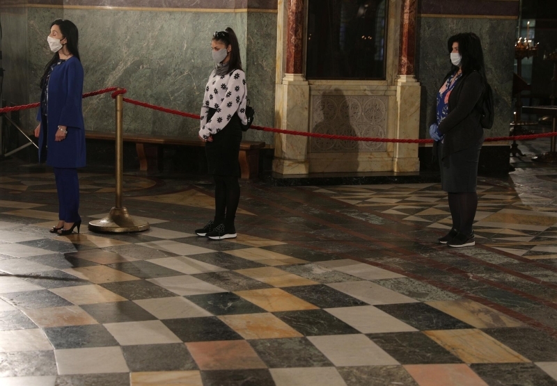 <p>Ayine giden yüzlerce kişi koronavirüs salgına rağmen papazların ayin sırasında ikram ettiği gümüş kaşıkla kutsanmış suyu aynı kaşıktan içmesi ülkede tartışma konusu oldu.</p>