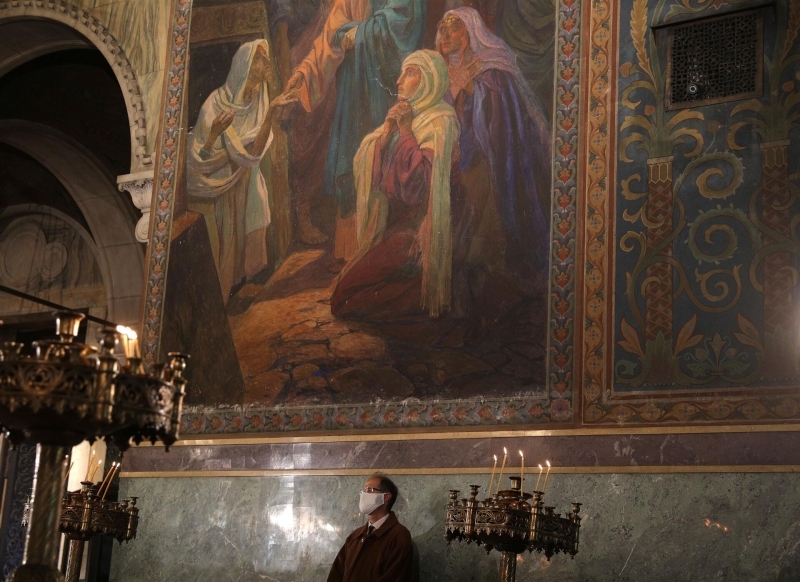 <p>Bu yıl yeni tip koronavirüs salgını sebebi ile bayram, pek çok ülkede evlerde veya yoğunlaştırılmış önlemler altında kutlanıyor.</p>