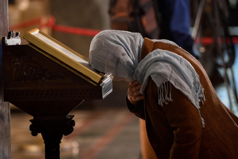 <b>AYNI TAS VE KAŞIKTAN KUTSANMIŞ SU İÇTİLER</b><p><br><span style='font-size: 1.2rem;'><br></span></p><p>Paskalya kutlamaları çerçevesinde kiliseye ayine giden yüzlerce kişiye papazlar tarafından Hristiyanlığın inancına göre, gümüş kaptan kutsanmış su verildi.<b style='font-size: 1.2rem;'><br></b></p>