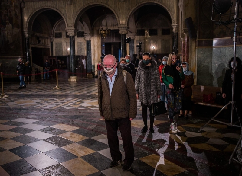 <p><b>BAŞBAKAN YARDIMCISINA DIŞARIDA OTURMA CEZASI</b><br></p><p><br><br></p><p>Öte yandan Başbakan Yardımcısı ve Savunma Bakanı Krasimir Karakaçanov ve Bakanlık yetkilierinin bakanlığa ait bankta oturduğu görüntülenmesinin ardından Karakaçanov’a paza cezası kesildi.<b><br></b></p>