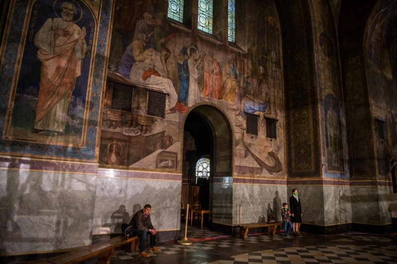 <p>Kimlik kartı olmayanların çıkışına izin verilmezken, mahallelerden çıkan bütün Roman vatandaşları alınan tedbirlere tepki gösterdi.</p>