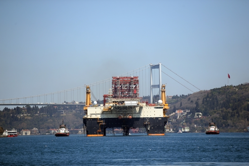 <p>36 bin 863 groston ağırlığındaki 'Scarabeo 9' adlı petrol arama platformuna Kıyı Emniyeti Genel Müdürlüğü'ne bağlı çok sayıda kurtarma gemisi eşlik etti.</p>