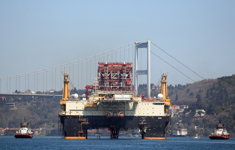 <p>İspanya'ya giden geminin  geçişi sırasında İstanbul Boğazı transit gemi geçişlerine kapatıldı. Platformun geçişi havadan da fotoğraflandı.</p>