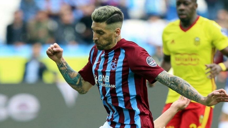 <p><strong>'ONA FUTBOLU ANNESİ ÖĞRETTİ' DİYORLAR</strong></p><p>Evimizin önünde küçük bir alan vardı ve orada erkekler ile kızlar turnuvalar yapıyordu. Annem de oynayan kadınlar arasındaydı, çok yetenekliydi. Babama, 'Ona futbolu annesi öğretti' diyorlar.</p>