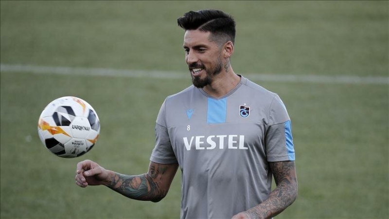 <p><strong>ZAMANLA FUTBOL DEĞİŞTİ</strong></p><p>Bir orta sha oyuncusunun oyun görüşü ve oyunu anlayışı iyi olmalı. Önceleri serbest oynuyordum ancak Simeone 4-4-2 oynayarak, benden vazgeçti ve Avrupa'da serbest bir oyuncu olarak oynamanın zor olduğunu anlattı. Gençken herkesi geçebileceğini düşünüyorsunuz ancak zamanla futbol değişti.</p>