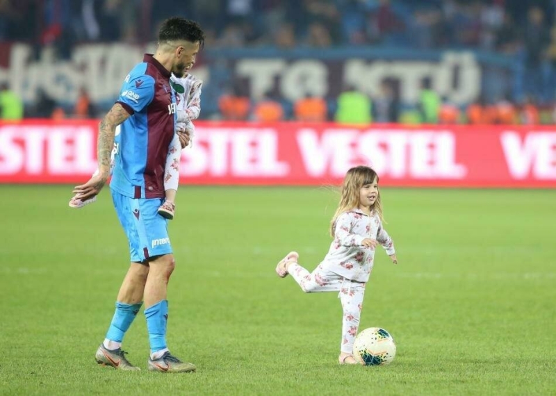 <p><strong>DENGEYİ BULMALIYDIM</strong></p><p>Futbolda istatistikler çok gelişti. Messi - Ronaldo çekişmesi de numaraları geliştirdi. O yüzden artık adam geçme iş görmemeye başladı. Sürekli gol ya da asist yapmak zorundaydım. Ben de başlarda adam geçen bir oyuncuydum ancak anladım ki daha sakin, daha düşünerek, daha takımı ilk plana alarak oynamam gerekiyordu. Böylece dengeyi bulmalıydım.</p>