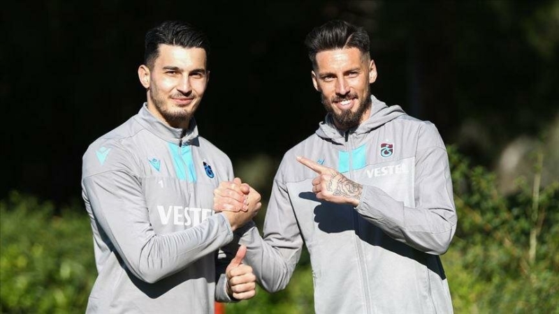 <p><strong>MESSI VE RIQUELME ŞAŞIRTTI</strong></p><p>Kariyerimde beni en çok şaşırtan takım arkadaşlarım Messi ve Riquelme. 2008 Olimpiyatlarında onlarla oynadım. Harika bir oyun görüşleri var. Sonra, Veron. 31 yaşında, Arjantin'i şaşırtan bir oyun oynuyordu. Bayern Münih'te de Ribery ve Ze Roberto ile oynadım, ikisi de teknik ve çok fit oyunculardı.</p>