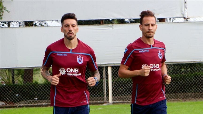 <p><strong>MESSI MUTLU OLMUYOR</strong></p><p>Bazen ben bir rakibimi geçiyorum ve mutlu oluyorum ancak Messi olmuyor. Biraz daha sürüyor topu, az daha sürüyor. 2-3-4 kez geçiyor rakipleri üst üste, çünkü yapabiliyor. Onunla ve ona karşı oynadım, harika bir oyuncu. Her saniye seni şaşırtabiliyor, hep bir çözüm bulabiliyor.</p>