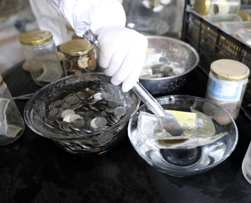 <p>Elinde yaklak 4 ton para bulunan Kaplan, koronavirsn yaylmasnn ardndan bakterileri barndrd gndeme gelen paralar dezenfekte etme karar ald.</p>