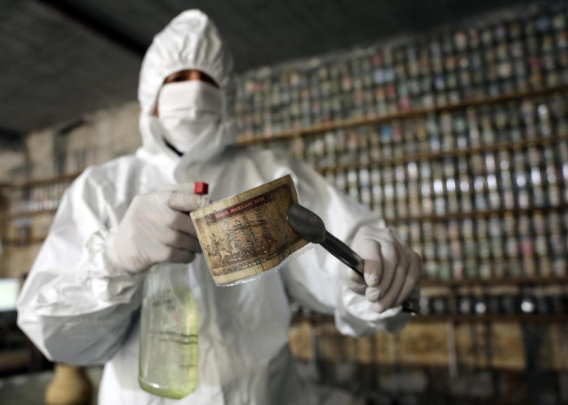 <p>Dnyadaki tm lkelere ait parann kendisinde mevcut olduunu syleyen Kaplan, 'Dnyada en ok bakteri parada toplanyor. Para en ok bakteri tayan unsur olduu iin dezenfekte ilemlerini yaptk. Bizim koleksiyonumuzda dnyann her yerinden para mevcuttur. Bizde kendi apmzda bir temizleme ilemi yapmaya altk' dedi.</p>