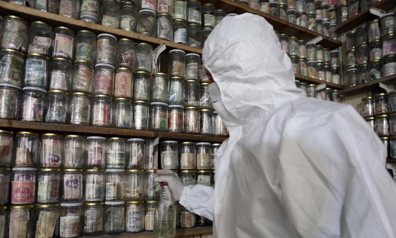 <p>Bir hafta sren dezenfekte ilemi ile koleksiyonundaki envanterini de grdn anlatan Kaplan, 'Bu sayede kendi envanterimi de grm oldum. Kavanozlarm temizledim, metal ve kat paralar elimden geldii kadaryla dezenfekte etmeye altm. En byk isteimiz bir an nce bu srecin sona ermesi ve salgnn bitmesiyle mzemizde yeniden ziyaretilerimizi arlamak' diye konutu.</p>