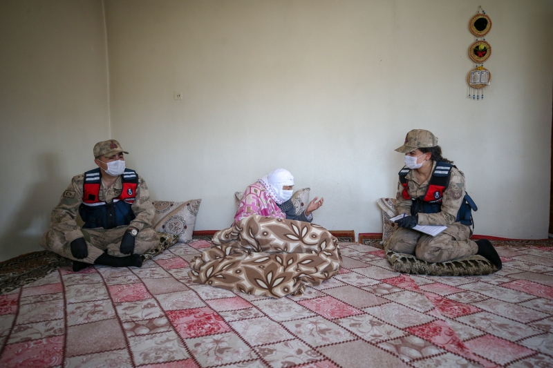 <p>Daha �nce de g�da yard�m� yapt�klar� Emine ninenin hay�r duas�n� alan ekipler, ya�l� kad�n�n ortopedik yatak talebini kar��lama s�z� verdi.</p>