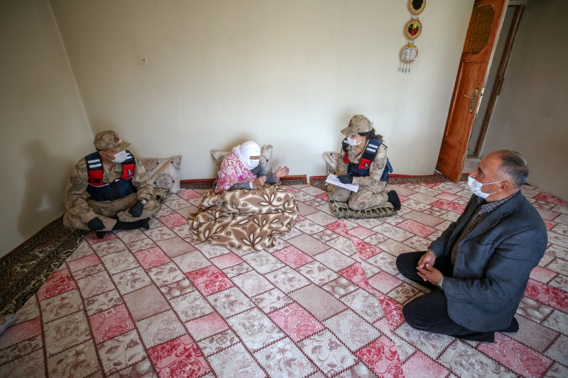 <p>Edremit il�esi Anda� Mahallesi'nde 65 ya��ndaki o�lu Faris Baytar, gelini ve torunlar�yla ya�ayan, n�fus c�zdan� bilgilerine g�re 1898 Kafkasya do�umlu Emine nineyi ziyaret eden jandarma ekipleri, ya�l� kad�na bin liral�k sosyal destek �demesi yapt�.</p>