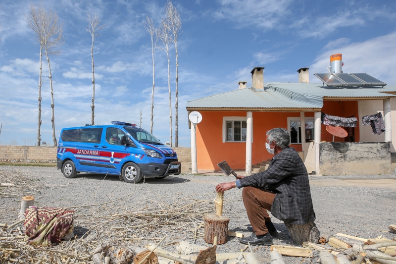 <p>Faris Baytar da koronavir�s salg�n� nedeniyle �lke olarak zor g�nlerden ge�tiklerini, bug�nlerde devletin ya�l�lar i�in imkanlar�n� seferber etti�ini s�yledi.</p>