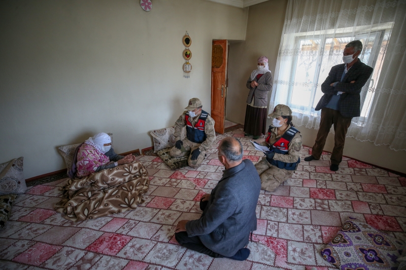 <p>Yard�m�na ko�tuklar� jandarma ekiplerine te�ekk�r eden Emine nine, 'Allah devletimize zeval vermesin, bizi hi� yaln�z b�rakm�yor.' dedi.</p>