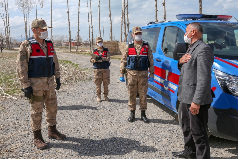 <p>Annesinin ilerleyen ya�� nedeniyle konu�makta g��l�k ya�ad���n� anlatan Baytar, 'Bug�n jandarmam�z sosyal yard�m� eve gelerek teslim etti. Annemin yatak iste�ini de kar��layacaklar�n� s�ylediler. Annem onlar i�in dua etti. Allah devletimizden raz� olsun.' dedi.</p>