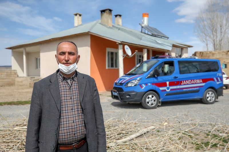 <p>'Devletimiz yard�mlar� vatanda�lar�m�z�n aya��na kadar getiriyor. �zellikle ya�l�lar�m�za �ok sahip ��k�l�yor. Ya�l� ninemiz devletinden �ok memnun. B�t�n sosyal yard�mlardan faydalan�yor. Devletimizin onun i�in b�t�n olanaklar� sunuyor. Bug�n de jandarmam�z ninemizi ziyaret etti, hay�r duas�n� ald�.'</p>