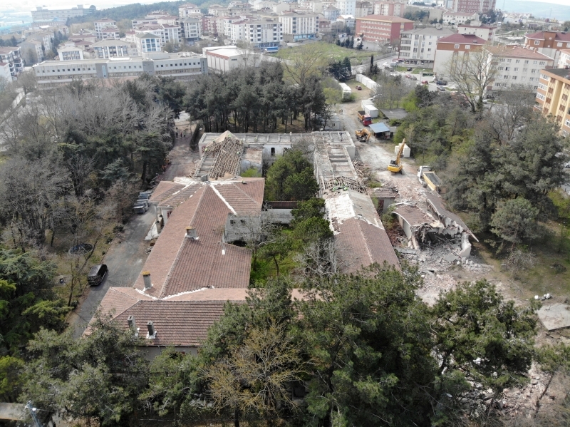 <p><b>RESTORASYON ÇALIŞMALARI HAVADAN GÖRÜNTÜLENDİ</b><br></p><p>Tarihi Hadımköy Askeri hastanesinde başlatılan restorasyon çalışmaları drone ile havadan görüntülendi.</p>