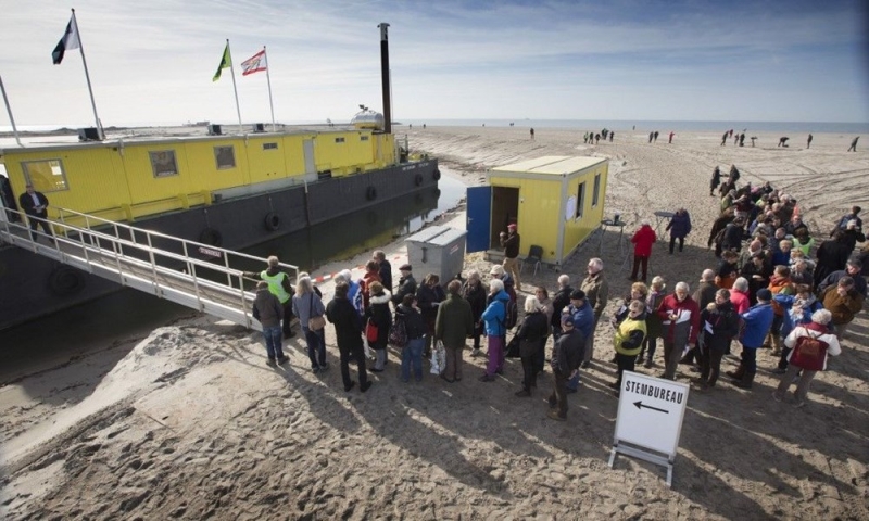 <p class='MsoNormal'>Grnrde imkansz gibi gelen ey, bir sre sonra  Posthoorn’un gzleri nnde gerek olmutu. Birka ay nce, doal verimlilii  destekleyecek olan hareketten ve fosfattan mahrum olan su, olduka donuk ve  durgundu. Bu srada yeni ky eridi, eitli gelgitlerle uyarld ve gln  tabakasndaki verimli toprak, bitki yaam ve yosunlarn patlamasna sebep oldu.  Herhangi bir kalc etki belirlemek iin ok erken olsa da su safl artyor  ve ortaya kan iaretler, gelecek iin umut verici oluyordu.</p>