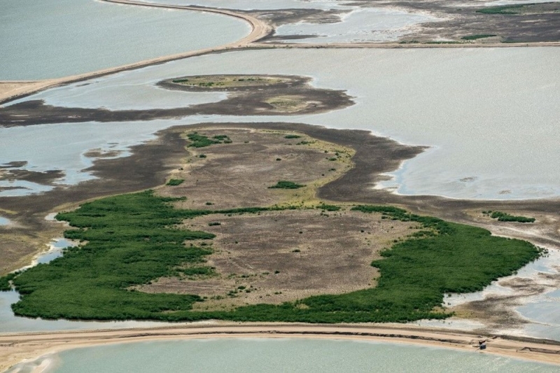 <p class='MsoNormal'>NTV'nin haberine gre, Leystad rhtmnn hemen yaknnda bulunan Markermeer,  sevimsiz beton kazklarla glendirilmi, bir i deniz olarak kabul edilen s  gl ile yaklak 40 kilometrelik alana yaylyor ve merkezi Hollanda'nn 700  kilometrekarelik blgesini sular altnda brakyor.</p>