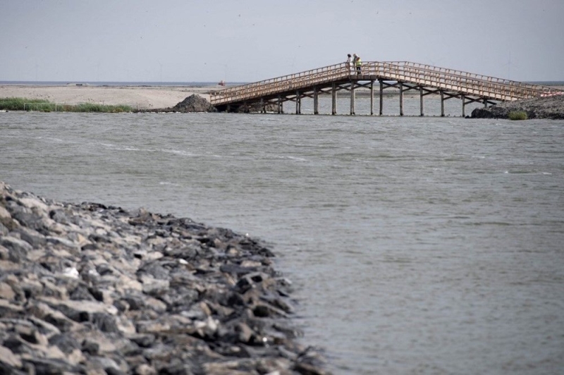 <p class='MsoNormal'>Takmadaya, charter feribotlar haftada birka kez adaya  seyahat dzenlerken, bu hizmetin 2020 ylna kadar daha dzenli hale gelmesi  bekleniyor. Ayrca proje kapsamnda yat limannn yannda oluturulan plajn,  doa, yry, plaj ve su sporu merakllar tarafndan ziyaret edilmesi de  umuluyor.</p>