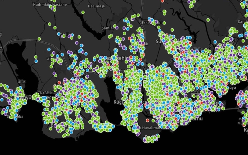 <p>Esenyurt, Kkekmece, Avclar, Baclar, Esenler, Bahelievler, Bayrampaa, Bakrky, Zeytinburnu ve Gngren'daki youn yerleim merkezlerinden beslenen koronavirs, tarihi yarmaday da kucaklayp, Beikta, Beyolu ve ili zerinden Rumelihisar'na kadar kbus gibi yaylm. kinci kprden sonra azalan yaplama Boaz'n buradan Karadeniz'e kadar uzanan bu kesiminde hastala geit vermemek iin direniyor.</p>