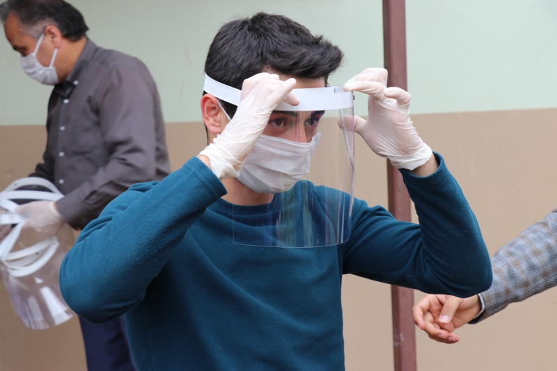 <p>ocuklarn kendi emekleriyle almaya baladn anlatan ztrk,</p>