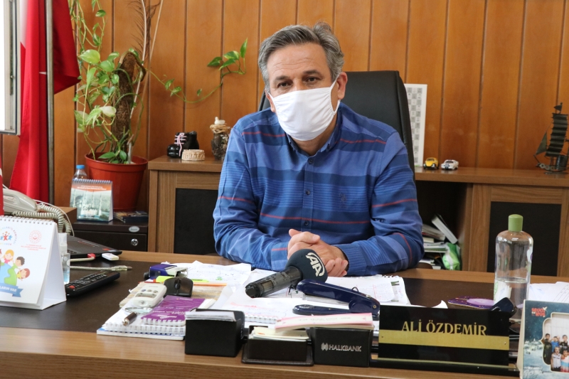 <p>'Verdiimiz emekleri byle grmek, geleceimizin teminat genlerimizin byle yetiiyor olmas bizi ok daha mitlendirdi, gururlandrd. ocuklarmzn byle fikirlerle gelmesi bizim de motivasyonumuzu ykseltiyor.' ifadelerini kulland.</p>