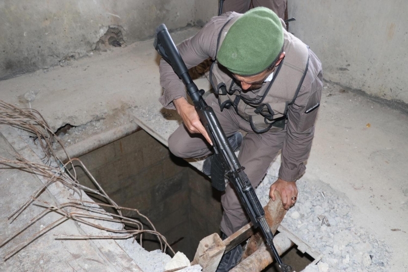 <p>Teröristlerden temizlenmesinin ardından Resaluyn ve Tel Abyad’da yaşamın normale dönmesi için çalışmalara başlandı. İlk etapta güvenlik güçleri, 5 bin kilometre karelik alanda teröristlerin tuzakladığı patlayıcıların tespit ve imhasına başladı. Binlerce patlayıcının etkisiz hale getirildiği bölgede, teröristlerin işgali sırasında karargaha dönüştürdüğü ve Barış Pınarı Harekatı'nın başlamasının ardından kaçarken yaktıkları kamu kurumlarında tadilat yapıldı. Kısa süre içerisinde terör örgütünün izlerinin silinmesinin ardından binlerce Suriyeli yeniden topraklarına döndü ve huzur içerisinde yaşamaya başladı.</p>