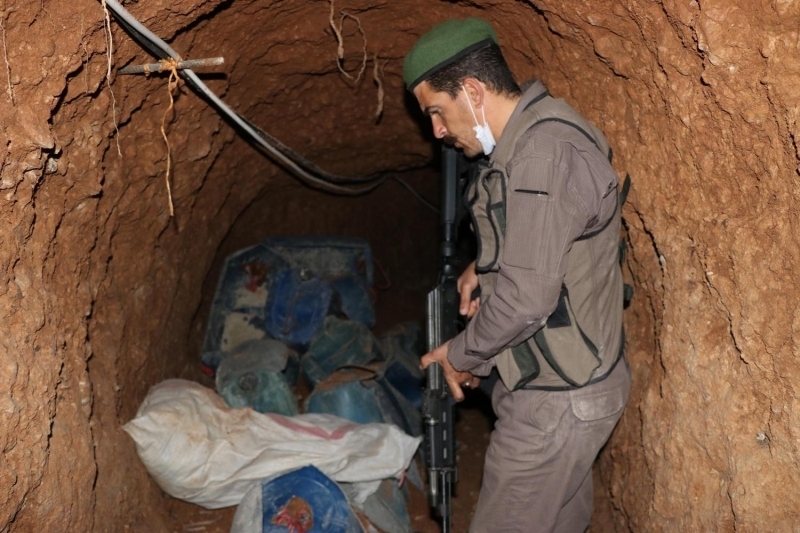 <p>Türkiye sınırında oluşturulmak istenen terör koridorunun engellenmesi ve terör örgütünün işgaline son verilmesiyle birlikte Tel Abyad ile Resulayn’da güvenlik güçlerince yürütülen çalışmalarda PKK/YPG’nin TSK’nın düzenleyeceği harekatta hain saldırılar için hazırladığı 4 bini aşkın tünel bulundu. </p>