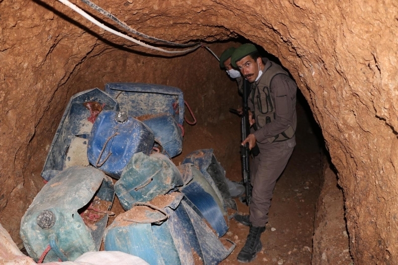 <p> Yerin metrelerce altına girilmesi ve içerisinde farklı kollara ayrılarak labirenti andıran bazıları patlayıcı ile tuzaklanmış tüneller tespitinin ardından tek tek imha edildi.</p><p>Olası askeri harekata karşı bazıları kilometrelerce uzunluğunda kazılan ve hain saldırıları gerçekleştirmek, ardından kaçmak için hazırlandığı saptanan tünellerin toplam uzunluğunun ise 400 kilometreden fazla olduğu belirlendi. Kimi insan gücü, kimi ise iş makineleri aracılığıyla hazırlanmış olan tüneller ile Resulayn ve Tel Abyad’ın adeta yer altı şehri inşa edildiği de ortaya çıkmış oldu.</p>